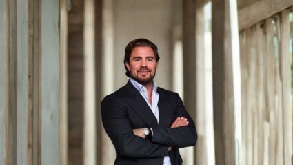 Daniel Vorcaro, fundador do Banco Master, aparece de braços cruzados
