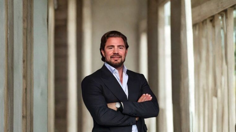 Daniel Vorcaro, fundador do Banco Master, aparece de braços cruzados