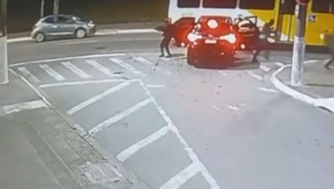 Bandidos saem do carro antes de atirarem em Ruy Ferraz Fontes
