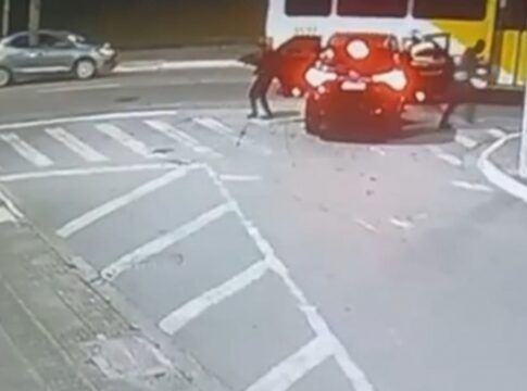 Bandidos saem do carro antes de atirarem em Ruy Ferraz Fontes
