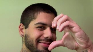 Cantor Zé Felipe posta foto com o cabelo raspado