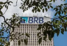 19/11/2025 – Fachada do prédio do banco de Brasília (BRB). Em março de 2025, o conselho do Banco BRB aprovou a compra de 58% do capital do Banco Master, valor estimado em R$ 2 bilhões. O acordo previa que o BRB, uma sociedade de capital e controlada majoritariamente pelo Governo do Distrito Federal (GDF)
