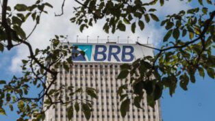 19/11/2025 – Fachada do prédio do banco de Brasília (BRB). Em março de 2025, o conselho do Banco BRB aprovou a compra de 58% do capital do Banco Master, valor estimado em R$ 2 bilhões. O acordo previa que o BRB, uma sociedade de capital e controlada majoritariamente pelo Governo do Distrito Federal (GDF)