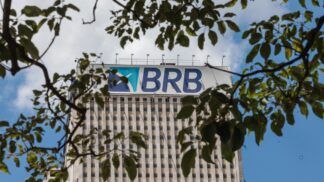 19/11/2025 – Fachada do prédio do banco de Brasília (BRB). Em março de 2025, o conselho do Banco BRB aprovou a compra de 58% do capital do Banco Master, valor estimado em R$ 2 bilhões. O acordo previa que o BRB, uma sociedade de capital e controlada majoritariamente pelo Governo do Distrito Federal (GDF)