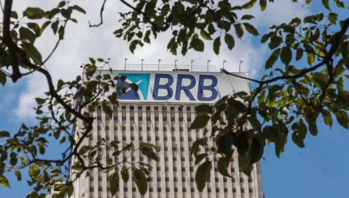 19/11/2025 – Fachada do prédio do banco de Brasília (BRB). Em março de 2025, o conselho do Banco BRB aprovou a compra de 58% do capital do Banco Master, valor estimado em R$ 2 bilhões. O acordo previa que o BRB, uma sociedade de capital e controlada majoritariamente pelo Governo do Distrito Federal (GDF)