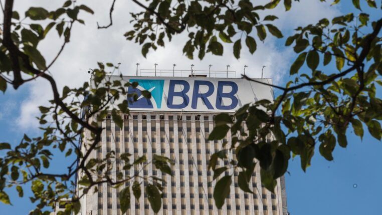19/11/2025 – Fachada do prédio do banco de Brasília (BRB). Em março de 2025, o conselho do Banco BRB aprovou a compra de 58% do capital do Banco Master, valor estimado em R$ 2 bilhões. O acordo previa que o BRB, uma sociedade de capital e controlada majoritariamente pelo Governo do Distrito Federal (GDF)