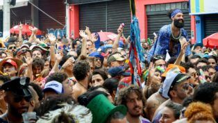 Desfile do bloco de carnaval Espetacular Charanga do França em Santa Cecília