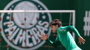 Maurício, do Palmeiras, treina na Academia do Futebol, e o símbolo aparece atrás dele na imagem