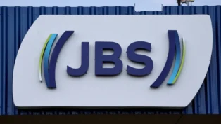 Fachada de fábrica mostrando a logo da JBS