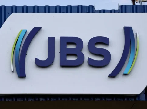 Fachada de fábrica mostrando a logo da JBS