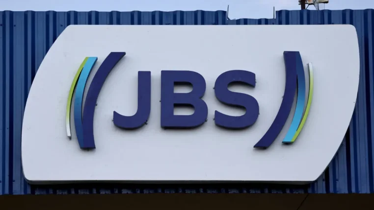 Fachada de fábrica mostrando a logo da JBS