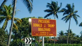 Uma placa da recém-renomeada Avenida Presidente Donald J. Trump é vista do lado de fora de Mar-a-Lago, em Palm Beach, na Flórida