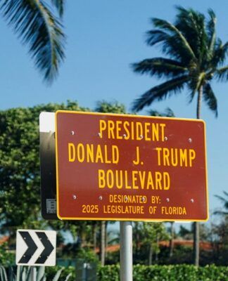 Uma placa da recém-renomeada Avenida Presidente Donald J. Trump é vista do lado de fora de Mar-a-Lago, em Palm Beach, na Flórida
