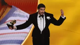 Bad Bunny recebe o prêmio de Álbum do Ano por “Debi Tirar Mas Fotos” durante a 68ª edição do Grammy Awards, em Los Angeles, Califórnia (EUA)