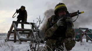 Recrutas da 65ª Brigada Mecanizada Separada das Forças Armadas da Ucrânia participam de exercícios militares em um campo de treinamento próximo à linha de frente, em meio ao ataque da Rússia à Ucrânia, na região de Zaporizhzhia, em 1º de janeiro de 2026.