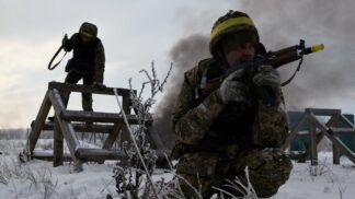 Recrutas da 65ª Brigada Mecanizada Separada das Forças Armadas da Ucrânia participam de exercícios militares em um campo de treinamento próximo à linha de frente, em meio ao ataque da Rússia à Ucrânia, na região de Zaporizhzhia, em 1º de janeiro de 2026.
