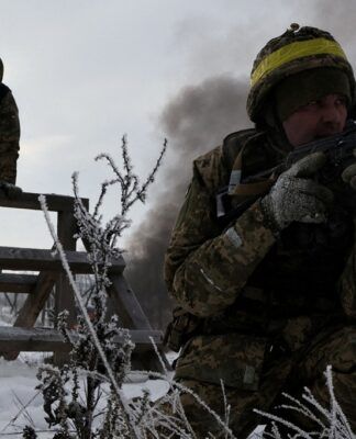 Recrutas da 65ª Brigada Mecanizada Separada das Forças Armadas da Ucrânia participam de exercícios militares em um campo de treinamento próximo à linha de frente, em meio ao ataque da Rússia à Ucrânia, na região de Zaporizhzhia, em 1º de janeiro de 2026.