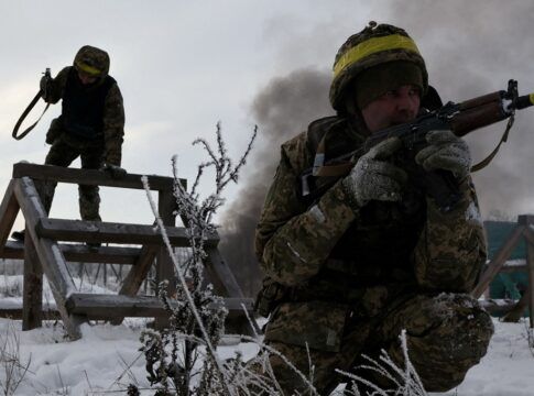Recrutas da 65ª Brigada Mecanizada Separada das Forças Armadas da Ucrânia participam de exercícios militares em um campo de treinamento próximo à linha de frente, em meio ao ataque da Rússia à Ucrânia, na região de Zaporizhzhia, em 1º de janeiro de 2026.