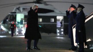 O presidente dos Estados Unidos, Donald Trump, embarca para Palm Beach, na Flórida, na Base Conjunta Andrews, em Maryland (EUA), em 6 de fevereiro de 2026.