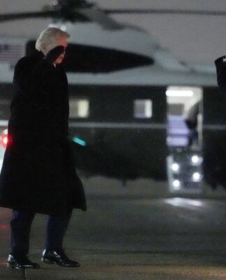 O presidente dos Estados Unidos, Donald Trump, embarca para Palm Beach, na Flórida, na Base Conjunta Andrews, em Maryland (EUA), em 6 de fevereiro de 2026.