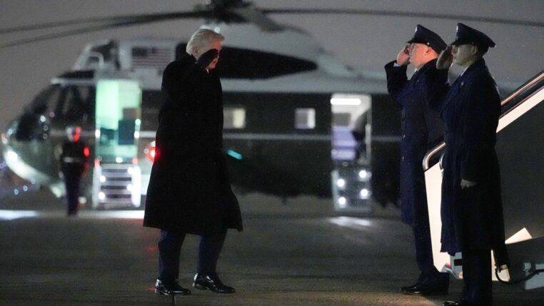 O presidente dos Estados Unidos, Donald Trump, embarca para Palm Beach, na Flórida, na Base Conjunta Andrews, em Maryland (EUA), em 6 de fevereiro de 2026.