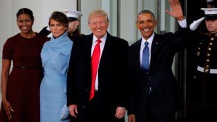 O então presidente dos Estados Unidos, Barack Obama (à direita), e a primeira-dama Michelle Obama (à esquerda) recebem o presidente eleito Donald Trump e sua esposa, Melania Trump, para um chá antes da cerimônia de posse na Casa Branca, em Washington (EUA), em 20/01/2017