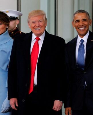 O então presidente dos Estados Unidos, Barack Obama (à direita), e a primeira-dama Michelle Obama (à esquerda) recebem o presidente eleito Donald Trump e sua esposa, Melania Trump, para um chá antes da cerimônia de posse na Casa Branca, em Washington (EUA), em 20/01/2017