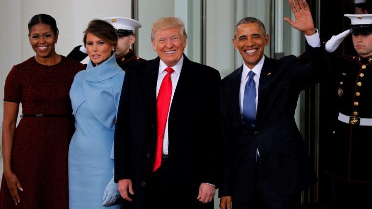 O então presidente dos Estados Unidos, Barack Obama (à direita), e a primeira-dama Michelle Obama (à esquerda) recebem o presidente eleito Donald Trump e sua esposa, Melania Trump, para um chá antes da cerimônia de posse na Casa Branca, em Washington (EUA), em 20/01/2017