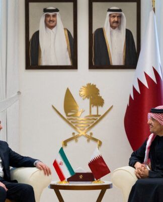 O ministro das Relações Exteriores do Irã, Abbas Araqchi, reúne-se com o primeiro-ministro e chanceler do Catar, Sheikh Mohammed bin Abdulrahman bin Jassim Al-Thani, em Doha