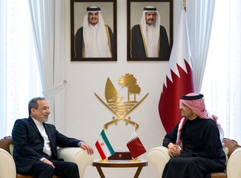 O ministro das Relações Exteriores do Irã, Abbas Araqchi, reúne-se com o primeiro-ministro e chanceler do Catar, Sheikh Mohammed bin Abdulrahman bin Jassim Al-Thani, em Doha