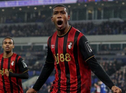 Rayan, do Bournemouth, comemora o primeiro gol da equipe na partida contra o Everton, disputada no Hill Dickinson Stadium, em Liverpool