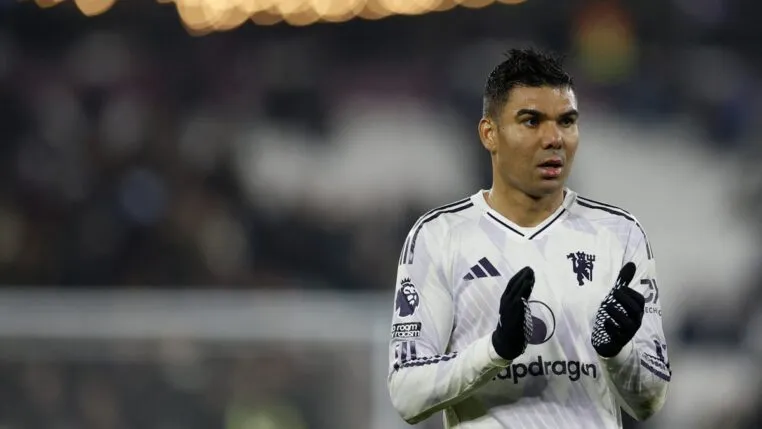 Casemiro, do Manchester United, aplaude os torcedores após partida contra o West Ham