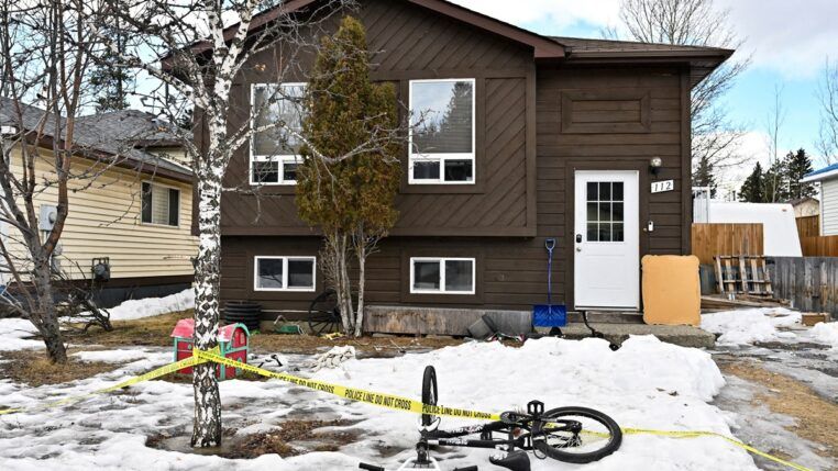 A fita de isolamento da polícia cerca casa da suspeita de um tiroteio em massa em uma escola de ensino médio na cidade de Tumbler Ridge, no, Canadá