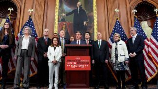 O presidente da Câmara dos EUA, Mike Johnson, fala após a aprovação de projeto que exige comprovação de cidadania para votar nas eleições de novembro, no Capitólio, em Washington