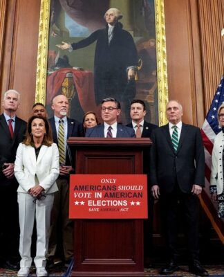 O presidente da Câmara dos EUA, Mike Johnson, fala após a aprovação de projeto que exige comprovação de cidadania para votar nas eleições de novembro, no Capitólio, em Washington