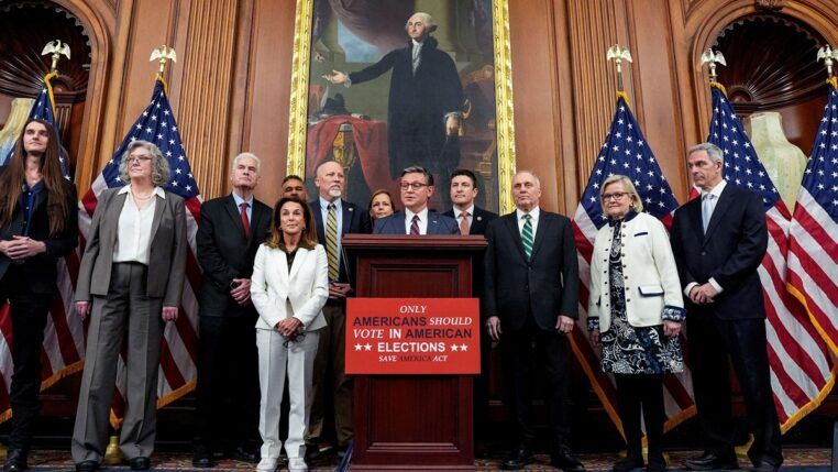 O presidente da Câmara dos EUA, Mike Johnson, fala após a aprovação de projeto que exige comprovação de cidadania para votar nas eleições de novembro, no Capitólio, em Washington