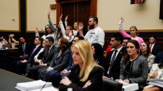 Sobreviventes de Jeffrey Epstein levantam as mãos após o deputado Dan Goldman (Democrata–Nova York) perguntar quem, entre elas, não conseguiu se reunir com o Departamento de Justiça dos EUA, chefiado pela procuradora-geral Pam Bondi, durante audiência do Comitê Judiciário da Câmara sobre supervisão do Departamento de Justiça, no Capitólio