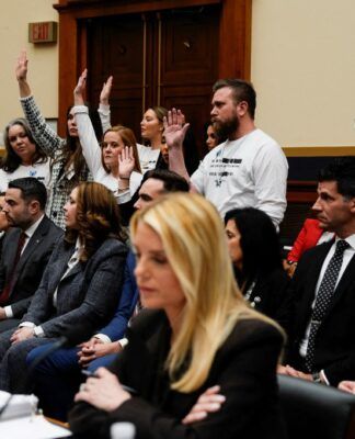 Sobreviventes de Jeffrey Epstein levantam as mãos após o deputado Dan Goldman (Democrata–Nova York) perguntar quem, entre elas, não conseguiu se reunir com o Departamento de Justiça dos EUA, chefiado pela procuradora-geral Pam Bondi, durante audiência do Comitê Judiciário da Câmara sobre supervisão do Departamento de Justiça, no Capitólio