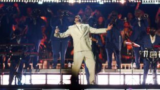 O cantor porto-riquenho Bad Bunny se apresenta na turnê “DeBI TiRAR MaS FOToS World Tour”, em Buenos Aires, Argentina