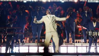 O cantor porto-riquenho Bad Bunny se apresenta na turnê “DeBI TiRAR MaS FOToS World Tour”, em Buenos Aires, Argentina