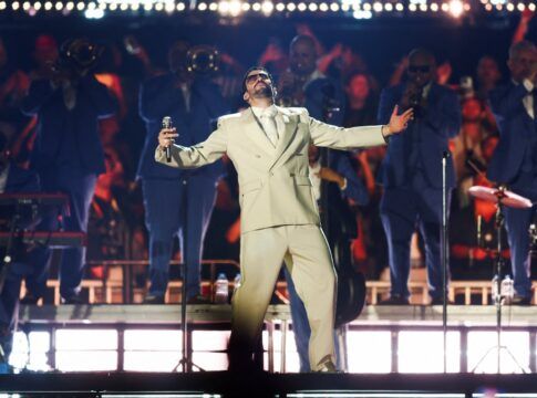 O cantor porto-riquenho Bad Bunny se apresenta na turnê “DeBI TiRAR MaS FOToS World Tour”, em Buenos Aires, Argentina