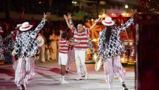 Mestre Ciça se apresenta com integrantes da Unidos do Viradouro durante o Carnaval do Rio de Janeiro