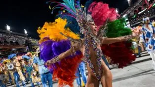 Rainha de bateria Sabrina Sato, da Unidos de Vila Isabel, se apresenta durante o Carnaval no Rio de Janeiro