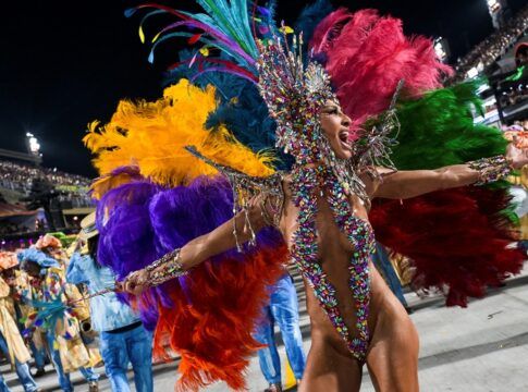 Rainha de bateria Sabrina Sato, da Unidos de Vila Isabel, se apresenta durante o Carnaval no Rio de Janeiro
