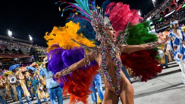 Rainha de bateria Sabrina Sato, da Unidos de Vila Isabel, se apresenta durante o Carnaval no Rio de Janeiro