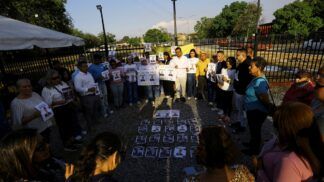 Familiares de detentos participam de protesto em frente à sede da Polícia Nacional Bolivariana, exigindo a libertação de seus parentes, antes de a Assembleia controlada pelo partido governista aprovar um projeto de anistia considerado limitado por organizações de direitos humanos