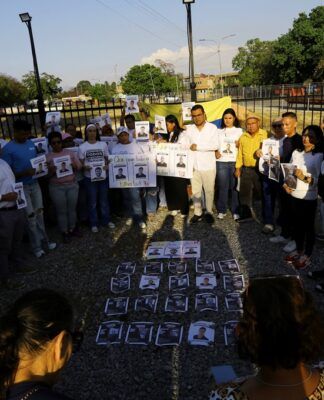 Familiares de detentos participam de protesto em frente à sede da Polícia Nacional Bolivariana, exigindo a libertação de seus parentes, antes de a Assembleia controlada pelo partido governista aprovar um projeto de anistia considerado limitado por organizações de direitos humanos