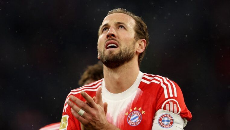 O atacante Harry Kane, do Bayern, aplaude os torcedores após vitória sobre o Frankfurt