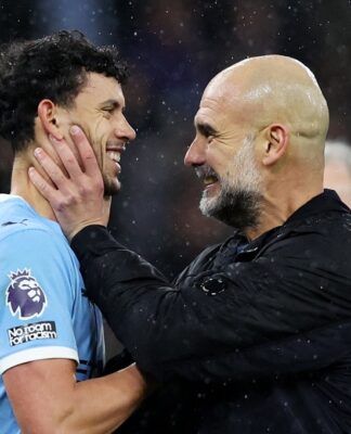 O técnico do Manchester City, Pep Guardiola, comemora com Matheus Nunes após a vitória sobre o Newcastle