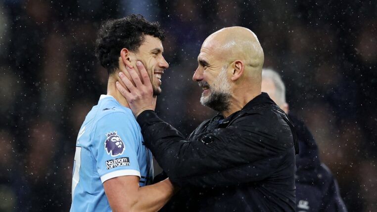 O técnico do Manchester City, Pep Guardiola, comemora com Matheus Nunes após a vitória sobre o Newcastle